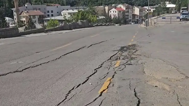İspir'de Heyelan Riskine Karşı 70 Haneli Ev Boşaltıldı