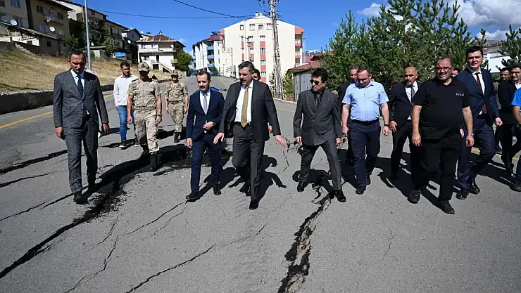 İspir'de heyelan sonrası acil önlemler: 70 ev tahliye edildi, AFAD toplantısı yapıldı.