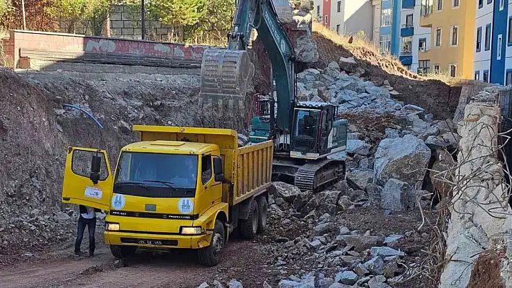 İspir'de heyelan sonrası evsiz kalanlar, belediyenin yetersiz müdahalesine isyan ediyor