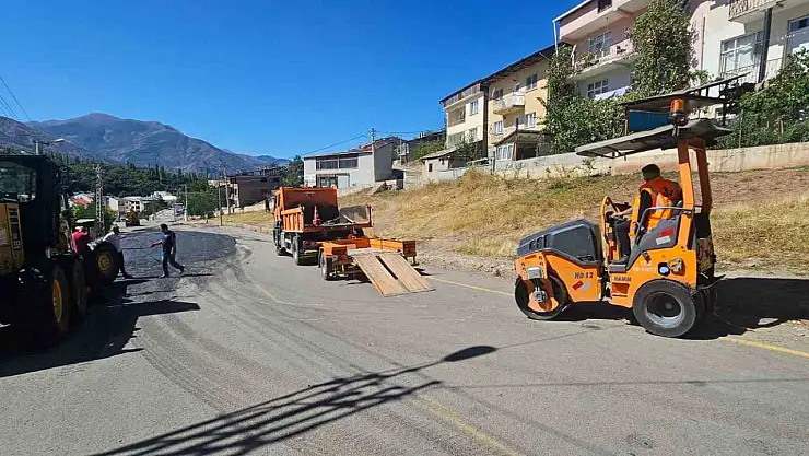 İspir'de heyelan sonrası zarar gören alanlar onarılıyor, mağdurlar için acil çözüm çağrısı yapılıyor