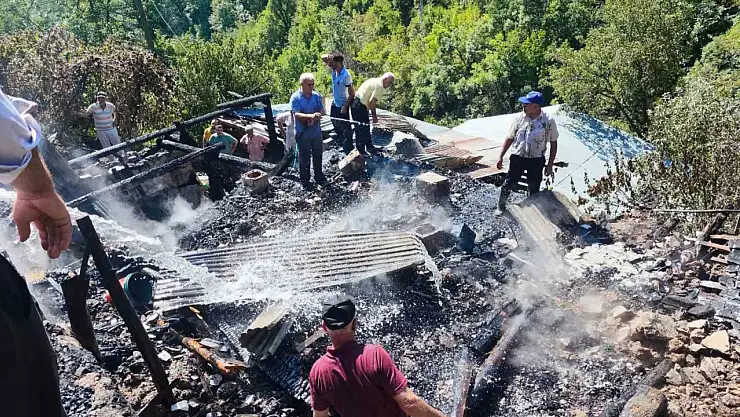 İspir'de Yangın Felaketi: Üzümbagı Köyü'nde 6 Ev Alevlere Yenik Düştü
