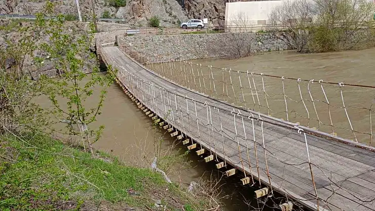 İspir'deki tarihi köprünün halatı kopmuş, tehlike çanları çalıyor!