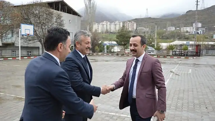 İspir Kaymakamı Poçanoğlu, İmam Hatip Ortaokulu'nu ziyaret ederek eğitim süreçlerini inceledi