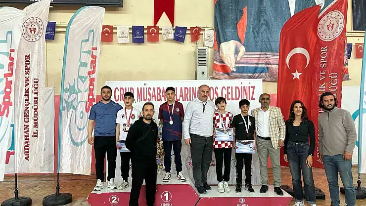 İspirli Gençler Bilek Güreşinde Adını Duyurdu