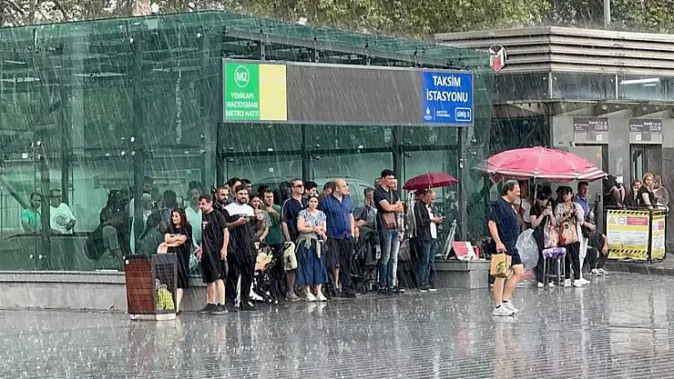 İstanbul'da beklenmedik sağanak yağış etkisini gösterdi, vatandaşlar hazırlıksız yakalandı!