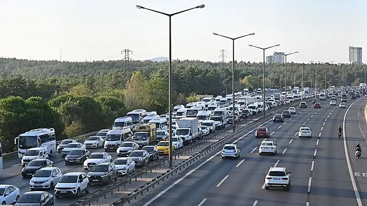 İstanbul'da Haftanın Dördüncü Gününde Şehir Trafiği Yine Tıkandı!