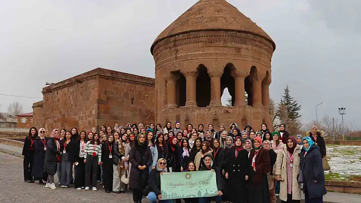 İstanbul'dan gelen öğrenciler Ahlat'ın tarihi mekanlarını gezdi