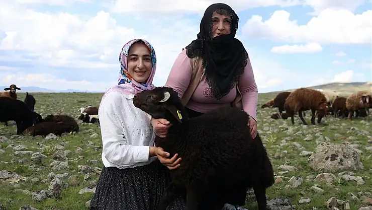 İstanbul'dan Köye Dönüş: Tekstilci Yeşim Baba, Annenin Destek Alarak Hayvancılıkla Geçim Sağlıyor