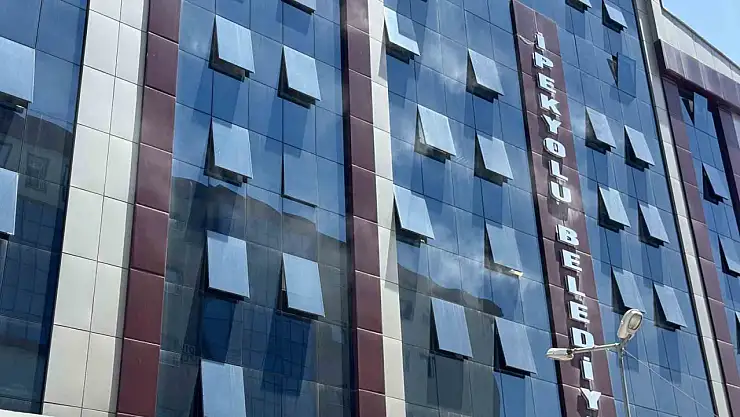 İşten çıkarılan işçiler yangını fark ederek facianın önüne geçti, van belediye binasında panik yaşandı.