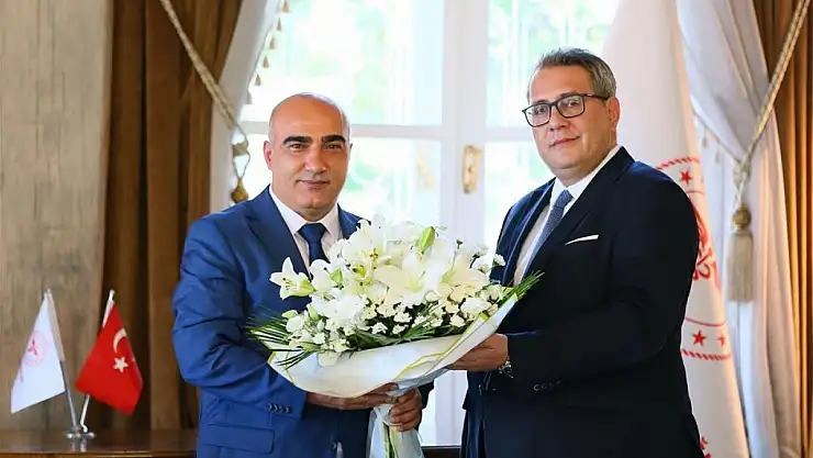 İzmir'in Yeni Sağlık Müdürü Doç. Dr. Ayhan Kul, Göreve Başladı