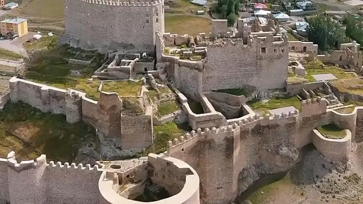 Jandarma Eşliğinde Hoşap Kalesi, Turistlerin Gözdesi Haline Geldi!