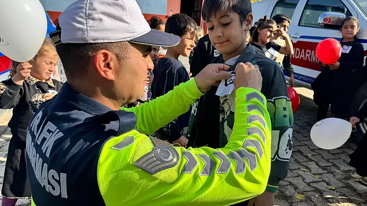 Jandarma personeli öğrencilerle 10 Kasım'ı andı