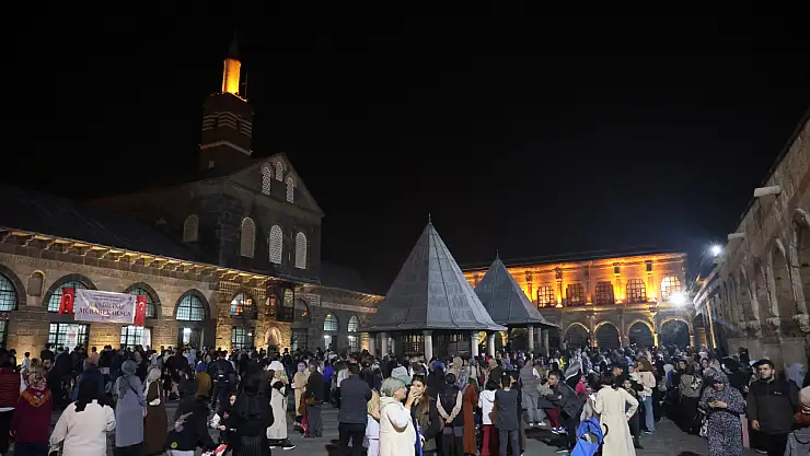 Kadir Gecesi'nde Diyarbakır Ulu Camii'ni binlerce kişi doldurdu