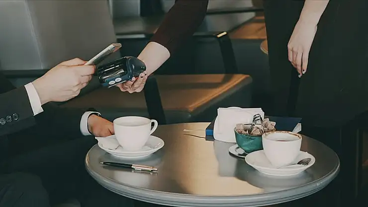 Kafelerde masa ve servis ücreti tartışmaları sona eriyor