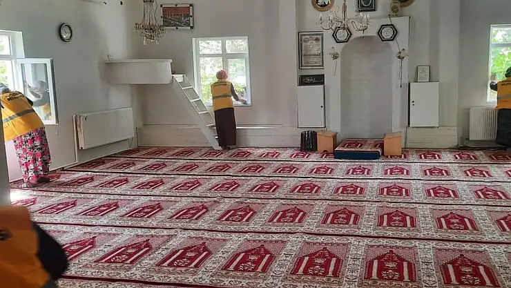 Kağızman Belediyesi'nden Cami ve Mescitlerde Kapsamlı Temizlik Çalışması