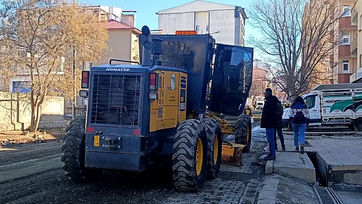 Kağızman'da bozulan yollar onarılıyor