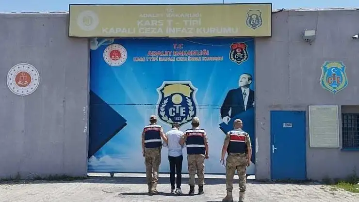 Kağızman'da Jandarma, fuhuş suçundan aranan şahsı çadırda yakaladı
