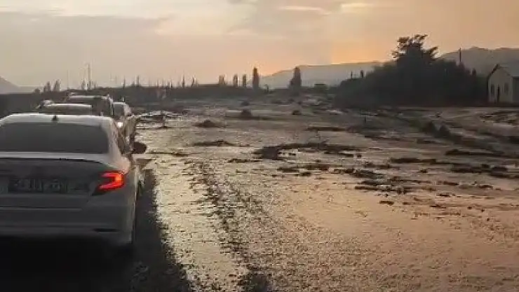 Kağızman'da sağanak yağış sele neden oldu, karayolu ulaşıma kapandı.