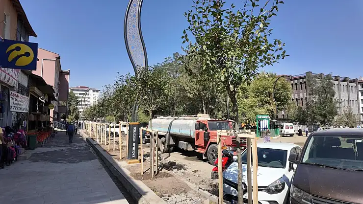 Kağızman'da Şehir Estetiği İçin Yeşillendirme ve Peyzaj Çalışmaları Sürüyor