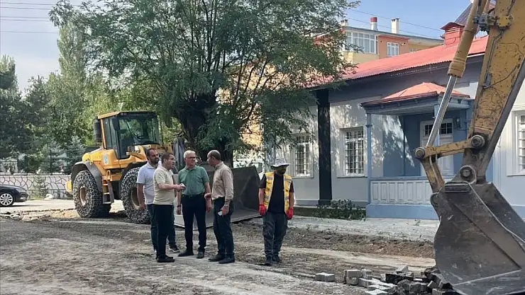 Kağızman'da Ulaşım Altyapısı Yenileniyor, Şehitlik Caddesi Sıcak Asfaltla Buluşuyor