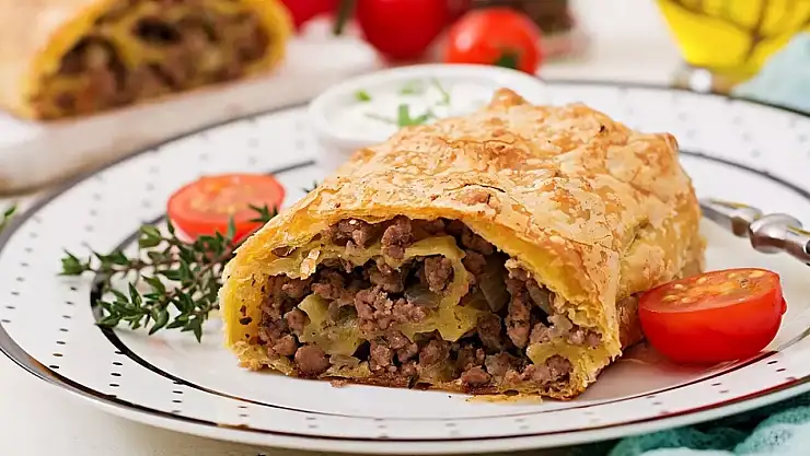 Kahvaltının Pratik Lezzeti: Hızla Hazırlanan Yufkadan Kıymalı Börek Tarifi!