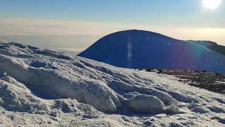 Kar yağışıyla canlanan Ağrı Dağı'nda dağcılar zirve yolunda