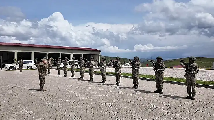 Kara Kuvvetleri Komutanı Bayraktaroğlu, Iğdır'da Mehmetçik ile Bir Araya Gelerek Bayram Coşkusunu Paylaştı