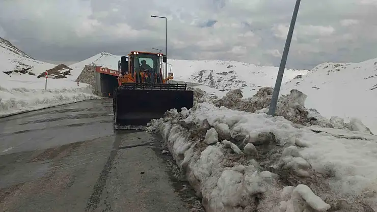 Karabet Geçidi'nde kar ve buzla mücadele: Ekipler çığ tehlikesine rağmen yolu açıyor!