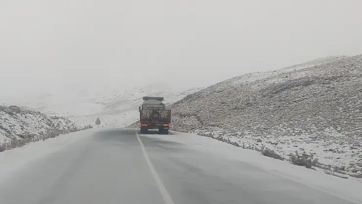 Karabet Geçidi'ne mevsimin ilk karı yağdı, sürücülere uyarılar yapıldı