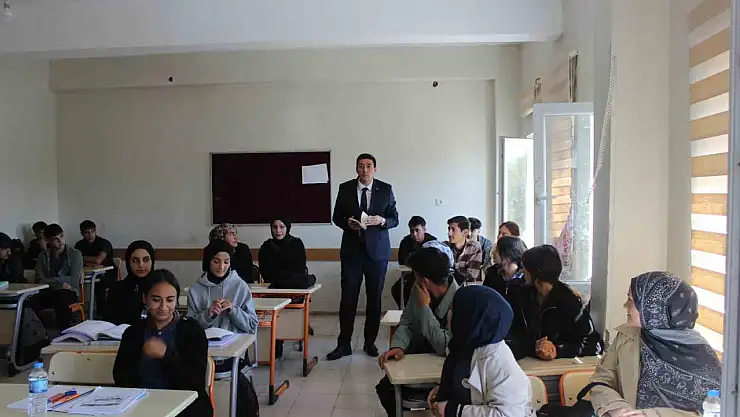 Karakoyunlu Kaymakamı Erdoğan, Anadolu Lisesi'ni ziyaret etti, eğitim projelerini inceledi