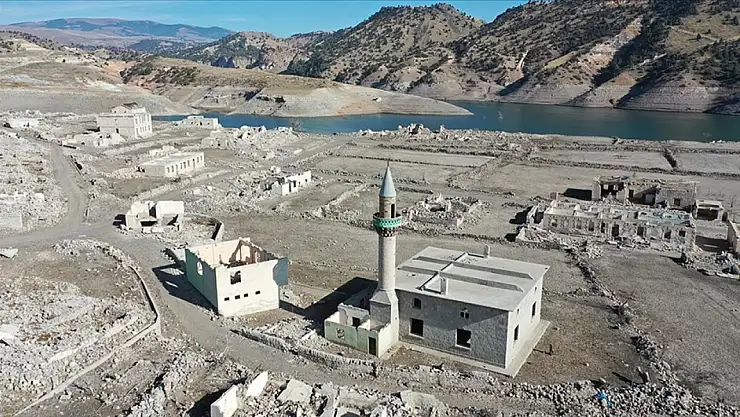 Karakurt Barajı'nda Sular Çekildi: Su Altında Kalan Köy ve Tarihi Yapılar Gün Yüzüne Çıktı