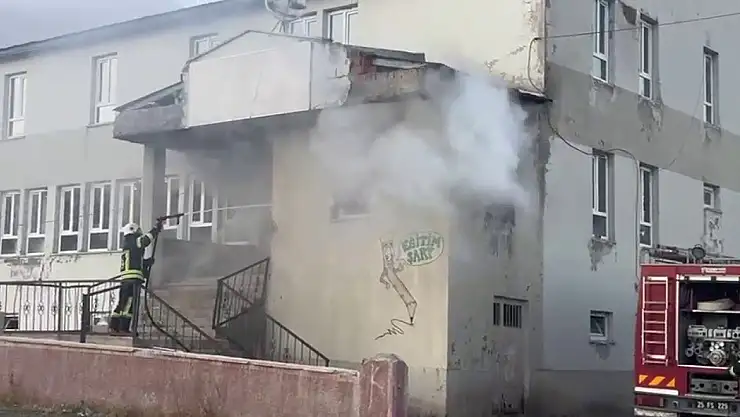 Karayazı'da eğitim binasında çıkan yangın nedeniyle maddi hasar oluştu, can kaybı yok