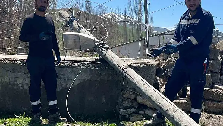 Karayazı'da hortum ve fırtına enerji hatlarını vurdu