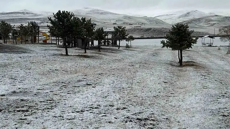 Karayazı'da Mevsimin İlk Karı Yağdı, Kartpostallık Manzaralar Ortaya Çıktı
