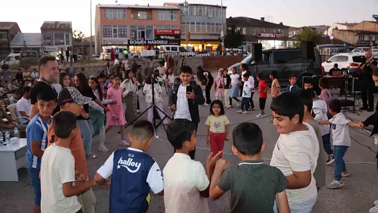 Karayazı'da Sinema Keyfi ve Açık Hava Konserleriyle Renkli Bir Etkinlik Düzenlendi!