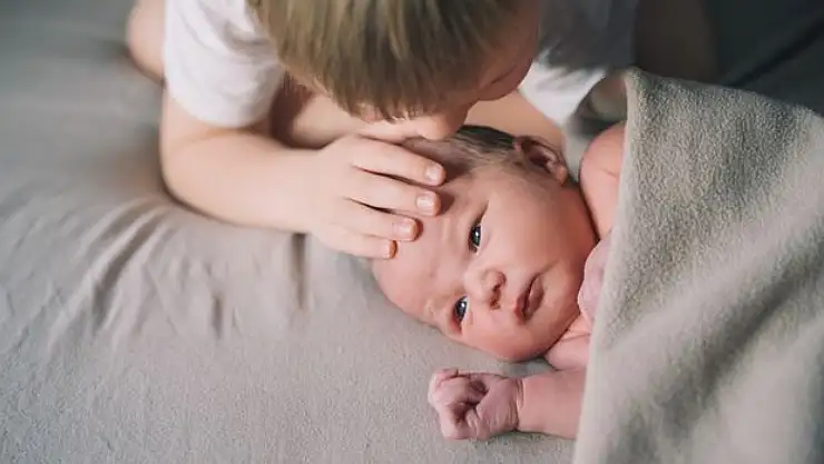Kardeş Kıskançlığı: Aile Dinamiklerinde Sıkça Rastlanan Bir Duygu Fenomeni