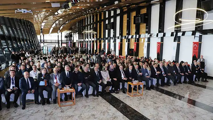 Kariyer Fuarı'nda Gençler İlaç ve Sağlık Sektöründen Uzmanlarla Buluştu!