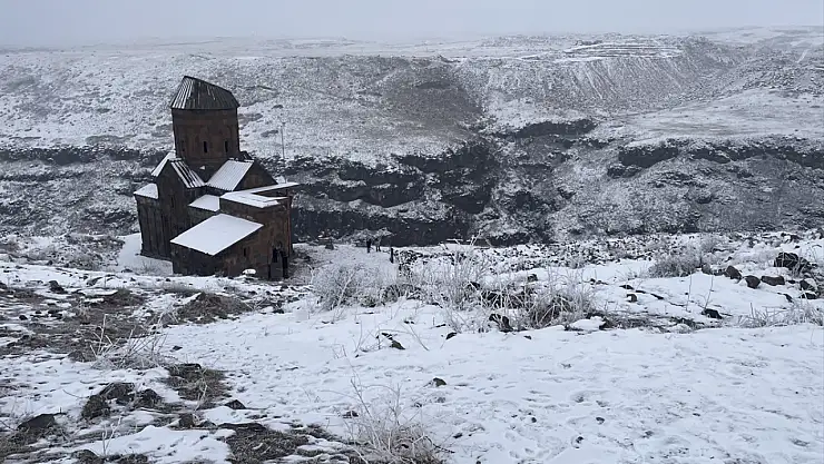 Karla kaplanan Ani Ören Yeri, kışın eşsiz güzelliğiyle büyülüyor