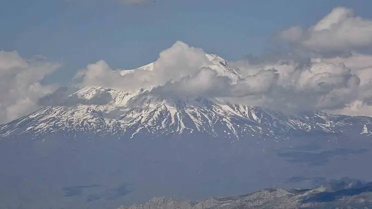 Karla kaplı Ağrı dağı zirvesi doğaseverleri kendine çekiyor