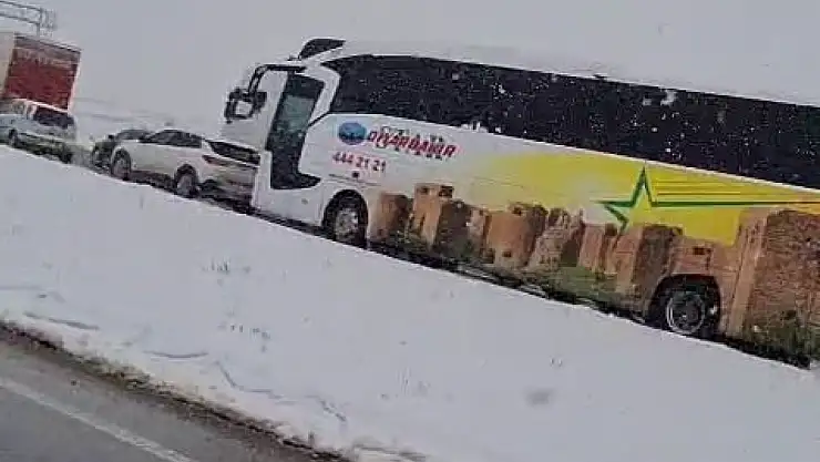 Karlıova-Erzurum karayolunda kar nedeni ile uzun araç kuyruğu oluştu