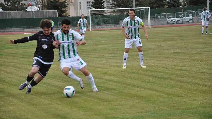 Kars 36 Spor, Bulanık Kop Spor'u 3-0 ile geçerek galibiyet serisine devam etti