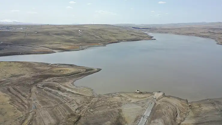 Kars Barajı'nda buzlar çözüldü