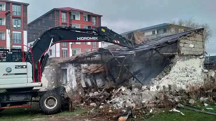 Kars Belediyesi Metruk Yapı Yıkım Çalışmalarını Sürdürüyor
