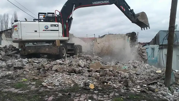Kars Belediyesi, Şehir Estetiği ve Güvenliği İçin Metruk Yapıların Yıkımını Sürdürüyor