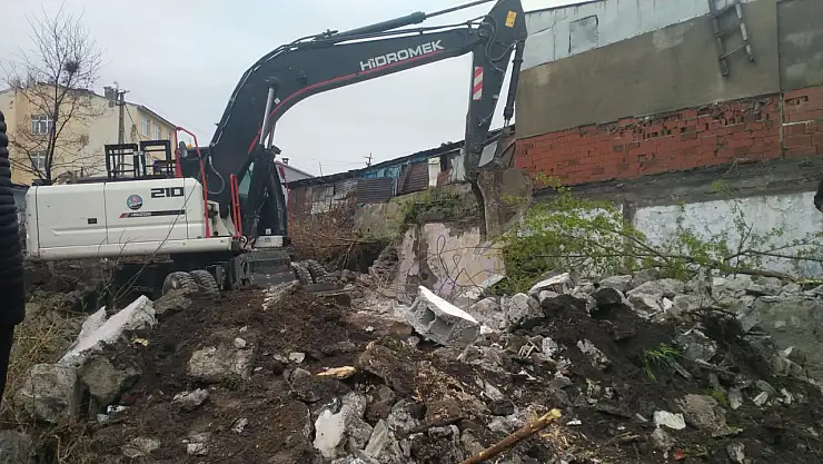 Kars Belediyesinden Metruk Yapı Yıkım Çalışmaları Devam Ediyor