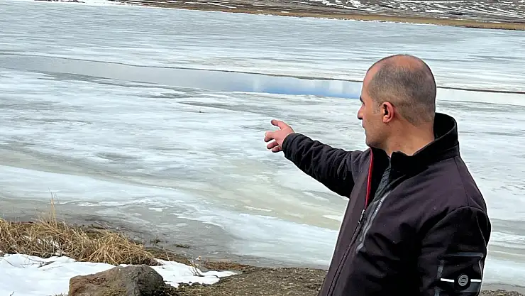 Kars Çıldır Gölü'nde buzlar çözülüyor, doğa yeniden canlanıyor