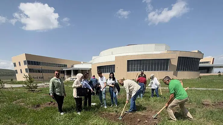 Kars Kafkas Üniversitesi'nde ağaçlandırma etkinliği çevre bilincini artırıyor