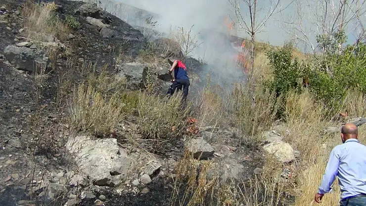 Kars Kalesi eteklerinde çıkan anız yangını itfaiye tarafından kontrol altına alındı