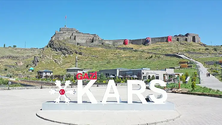 Kars Kalesi ve Şehir Terörsüz Türkiye Temasıyla Türk Bayraklarıyla Süsleniyor