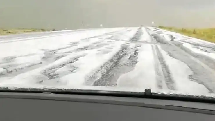 Kars-Selim Karayolunda Dolu Yağışı Yerleri Beyaz Örtüyle Kapladı